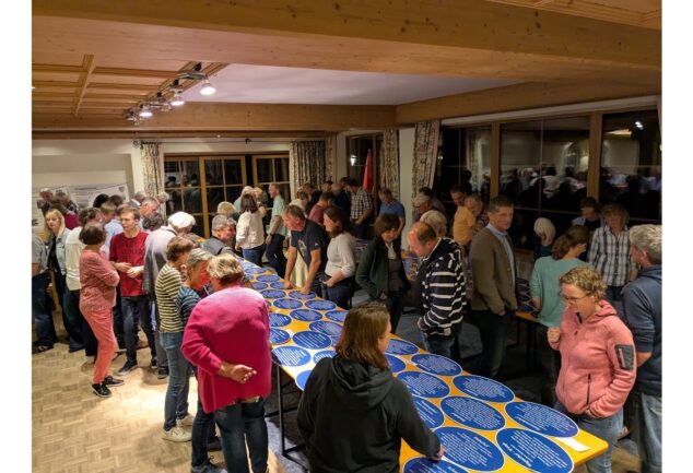Die Hoftafeln lagen nach Ortschaften sortiert aus; viele Besucher suchten im Gasthaus Brunnlechner nach der Tafel für ihr Anwesen.