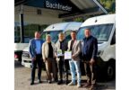 Von links: Pidings Bürgermeister Christian Wagner, Dr. Anja Friedrich-Hussong (BGLW), Helmut und Christian Gumpinger sowie Landrat Michael Koller bei der Urkundenübergabe.