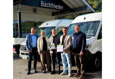 Von links: Pidings Bürgermeister Christian Wagner, Dr. Anja Friedrich-Hussong (BGLW), Helmut und Christian Gumpinger sowie Landrat Michael Koller bei der Urkundenübergabe.