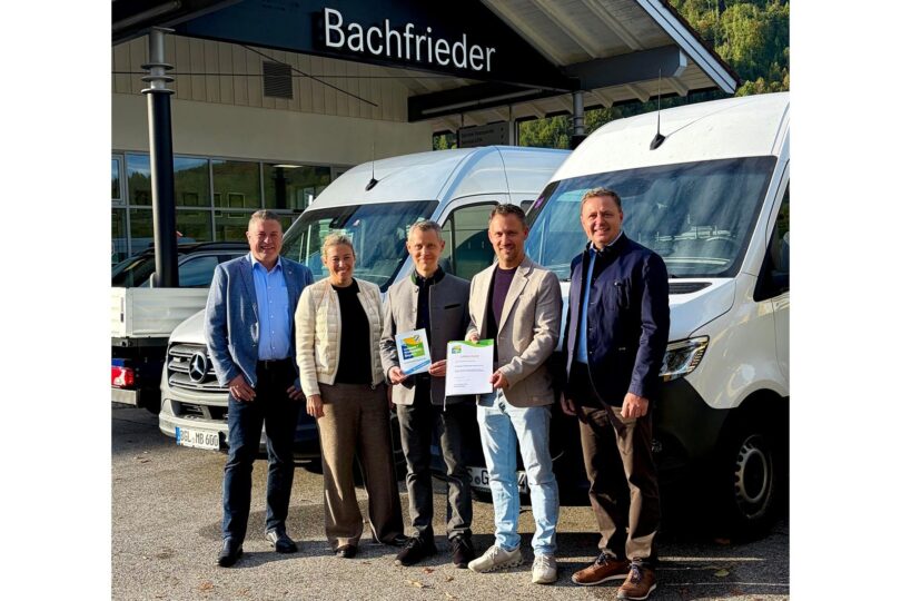 Von links: Pidings Bürgermeister Christian Wagner, Dr. Anja Friedrich-Hussong (BGLW), Helmut und Christian Gumpinger sowie Landrat Michael Koller bei der Urkundenübergabe.