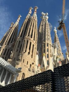 Breite Ansicht der Basilika mit Besuchern im Vordergrund.