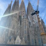 Seitenansicht mit Rosettenfenstern und Eingangsbereich.