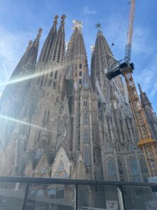 Seitenansicht mit Rosettenfenstern und Eingangsbereich.