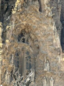 Detailaufnahme von Steinmetzarbeiten an der Basilika.