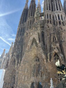 Fassade der Basilika in Barcelona, Blick nach oben.
