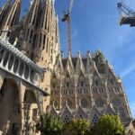 Gesamtansicht der Basilika mit vielen Besuchern im Vordergrund.