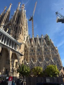Gesamtansicht der Basilika mit vielen Besuchern im Vordergrund.