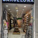 Souvenirgeschäft mit dem Schriftzug Barcelona in einer Seitenstraße.