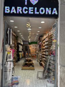 Souvenirgeschäft mit dem Schriftzug Barcelona in einer Seitenstraße.