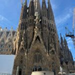 Vorderansicht der Basilika mit Kreuz und Türmen.