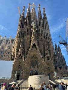Vorderansicht der Basilika mit Kreuz und Türmen.