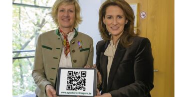 Staatsministerin Michaela Kaniber und Petra Högl (MdL und stellvertretende Vorsitzende des Ausschusses für Ernährung, Landwirtschaft, Forsten und Tourismus).