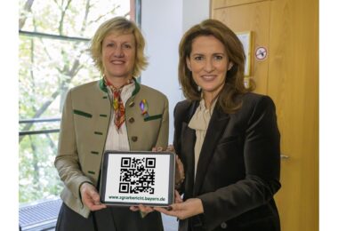 Staatsministerin Michaela Kaniber und Petra Högl (MdL und stellvertretende Vorsitzende des Ausschusses für Ernährung, Landwirtschaft, Forsten und Tourismus).