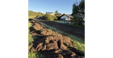 Erdarbeiten am Kalkgraben für den Hochwasserschutz neben Wohnhäusern.