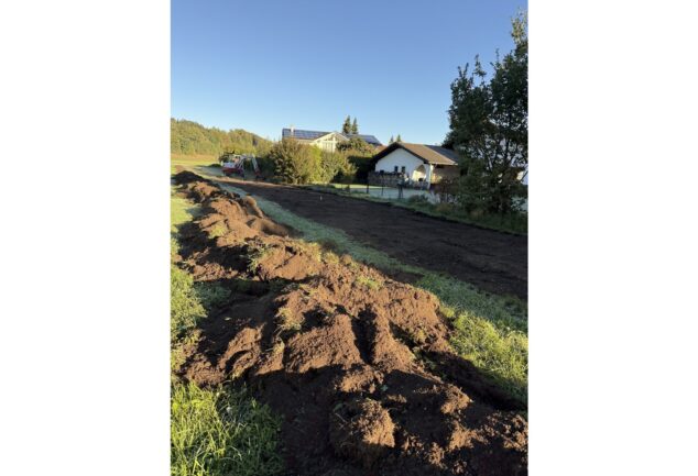 Erdarbeiten am Kalkgraben für den Hochwasserschutz neben Wohnhäusern.
