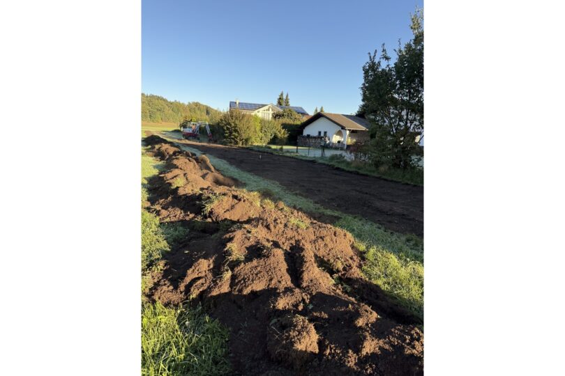 Erdarbeiten am Kalkgraben für den Hochwasserschutz neben Wohnhäusern.