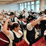 Trachtlerinnen und Trachtler beim Mühlradl im Vereinsheim