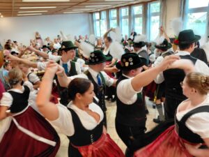 Trachtlerinnen und Trachtler beim Mühlradl im Vereinsheim