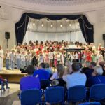 Alle zusammen: Kinderchöre und Rock’n’Hall füllen die Bühne in der Konzertrotunde.