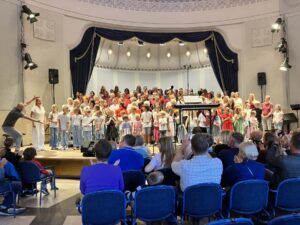 Alle zusammen: Kinderchöre und Rock’n’Hall füllen die Bühne in der Konzertrotunde.