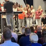 Toller Rhythmus: Julian begleitet Rock’n’Hall auf der Cajon.
