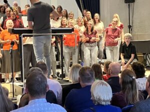 Toller Rhythmus: Julian begleitet Rock’n’Hall auf der Cajon.