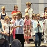 Drunten in der greana Au: Vier Mädchen singen solo.