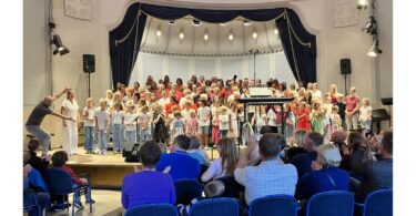 Alle zusammen: Kinderchöre und Rock’n’Hall füllen die Bühne in der Konzertrotunde.