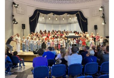 Alle zusammen: Kinderchöre und Rock’n’Hall füllen die Bühne in der Konzertrotunde.