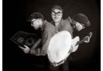 Raphael Lichius begleitet mit Handpan, Bass und Gitarre