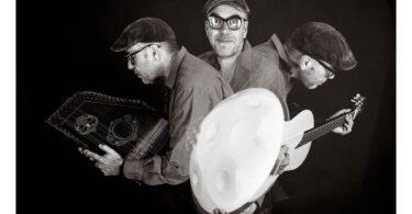 Raphael Lichius begleitet mit Handpan, Bass und Gitarre