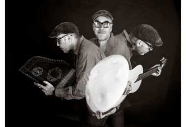 Raphael Lichius begleitet mit Handpan, Bass und Gitarre