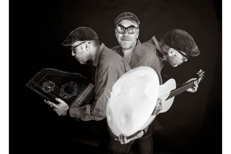 Raphael Lichius begleitet mit Handpan, Bass und Gitarre