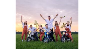 BRIADA & Schwestern mit Instrumenten bei Sonnenuntergang auf einer Wiese