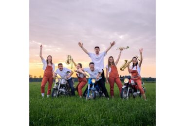 BRIADA & Schwestern mit Instrumenten bei Sonnenuntergang auf einer Wiese