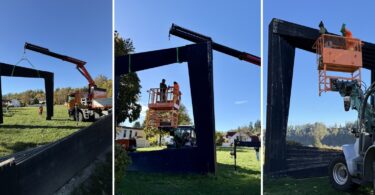 Das Team des städtischen Bauhofs hat das sogenannte Burgfenster gemeinsam demontiert; das bestehende Fundament bleibt vorerst erhalten. – Mitarbeiter des Bauhofs sichern das Burgfenster während der Abmontage. – Arbeiter des Bauhofs bei der Abmontage des Burgfensters auf der Napoleonshöhe.