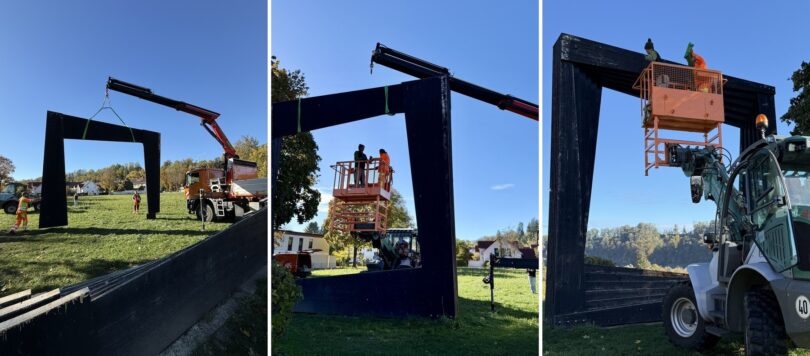 Das Team des städtischen Bauhofs hat das sogenannte Burgfenster gemeinsam demontiert; das bestehende Fundament bleibt vorerst erhalten. – Mitarbeiter des Bauhofs sichern das Burgfenster während der Abmontage. – Arbeiter des Bauhofs bei der Abmontage des Burgfensters auf der Napoleonshöhe.