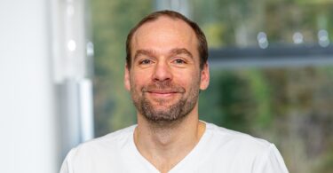 Christoph Burkl, Ärztlicher Leiter der Abteilung für Schmerzmedizin und konservative Orthopädie an der RoMed Klinik Prien am Chiemsee.