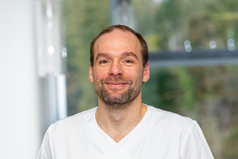 Christoph Burkl, Ärztlicher Leiter der Abteilung für Schmerzmedizin und konservative Orthopädie an der RoMed Klinik Prien am Chiemsee.