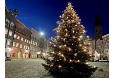 Weihnachtlich beleuchteter Christbaum am Stadtplatz