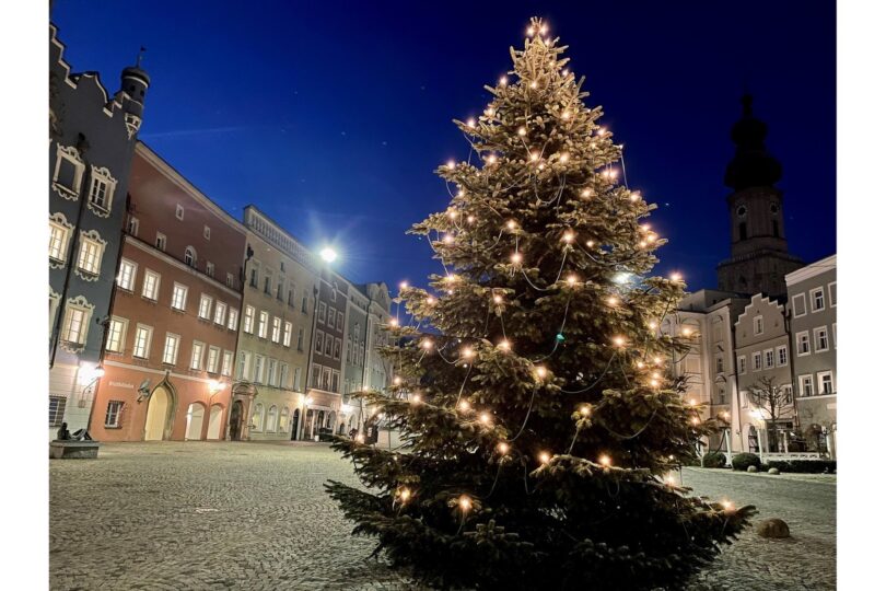 Weihnachtlich beleuchteter Christbaum am Stadtplatz
