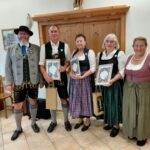 Von links: 1. Vorstand Michael Beutl, Sepp Artmeier, Annelies Weinzierl, Franziska Orthofer, 2. Vorständin Monika Singhammer