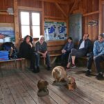Naturführer erklärt in der Umwelthütte; Präparate von Bibern sind zu sehen