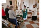 Pfarrer Hans Sinseder segnet die Jubelpaare in der Pfarrkirche.
