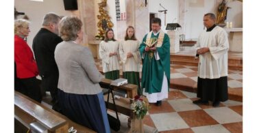 Pfarrer Hans Sinseder segnet die Jubelpaare in der Pfarrkirche.