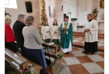 Pfarrer Hans Sinseder segnet die Jubelpaare in der Pfarrkirche.