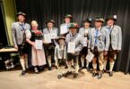 Geehrte Mitglieder des Trachtenvereins Alt Rosenheim mit Urkunden
