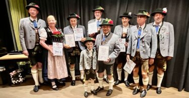 Geehrte Mitglieder des Trachtenvereins Alt Rosenheim mit Urkunden