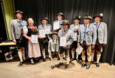 Geehrte Mitglieder des Trachtenvereins Alt Rosenheim mit Urkunden