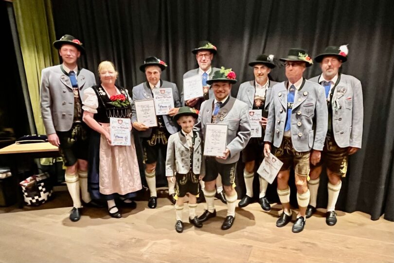Geehrte Mitglieder des Trachtenvereins Alt Rosenheim mit Urkunden